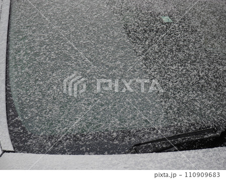 車に積もった雪 110909683
