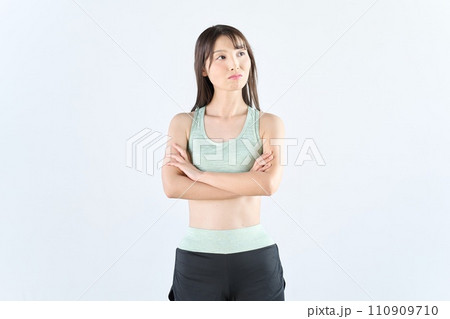 考えるスポーツウェアを着た女性 考えるスポーツウェアを着た女性 110909710