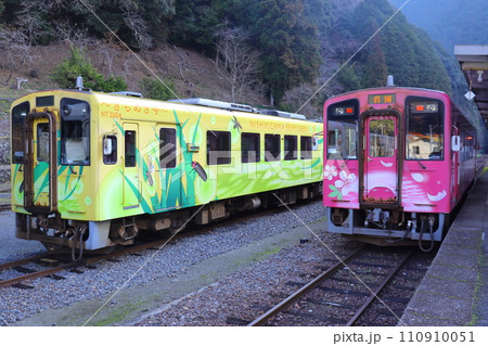 錦川鉄道の錦町駅に停車中のひだまり号ときらめき号 110910051