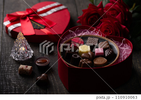 ハートのギフトボックスとバラの花 バレンタイン ハートのギフトボックスとバラの花 バレンタイン 110910063