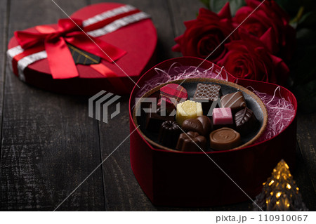 ハートのギフトボックスとバラの花　バレンタイン 110910067
