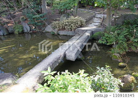 大阪市天王寺区 慶沢園(けいたくえん)の切石橋 大阪市天王寺区 慶沢園(けいたくえん)の切石橋 110910345