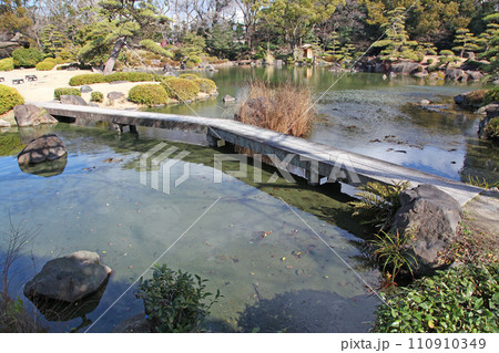 大阪市天王寺区　慶沢園（けいたくえん）の切石橋 110910349