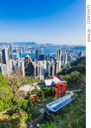 香港　ビクトリアハーバーとピークトラム 110910471