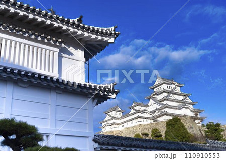 青空と国宝姫路城　菱の門と大天守　兵庫県姫路市 110910553