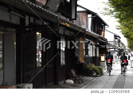 彦根京橋キャッスルロード・滋賀県彦根市・城下町の和風建築の商店街・日本観光素材 110910568
