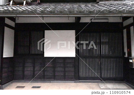 彦根京橋キャッスルロード・滋賀県彦根市・城下町の和風建築の商店街・日本観光素材 110910574