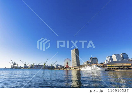 早朝のメリケンパーク側から見た神戸ハーバーランド方面　兵庫県神戸市 110910587