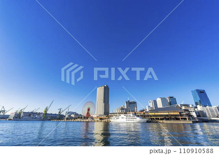 早朝のメリケンパーク側から見た神戸ハーバーランド方面　兵庫県神戸市 110910588