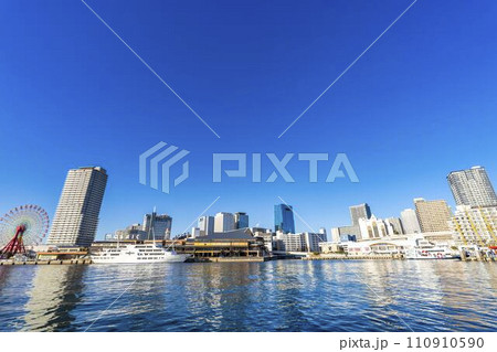 早朝のメリケンパーク側から見た神戸ハーバーランド方面　兵庫県神戸市 110910590