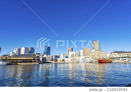 早朝のメリケンパーク側から見た神戸ハーバーランド方面　兵庫県神戸市 110910591