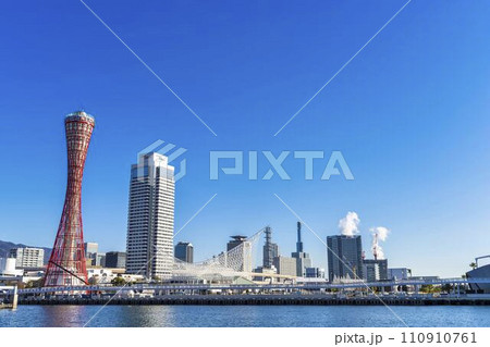 青空と早朝の神戸ポートタワー 兵庫県神戸市 青空と早朝の神戸ポートタワー 兵庫県神戸市 110910761