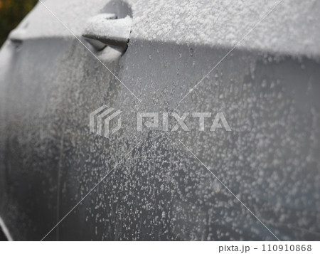 雪のついた車の右側 110910868
