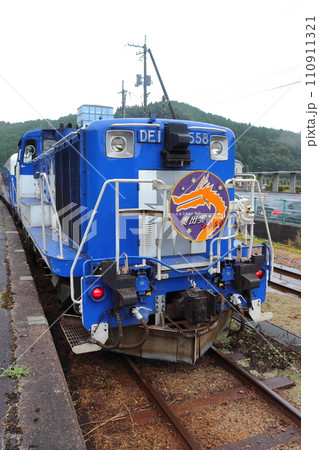 奥出雲おろち号のDE10形ディーゼル機関車 110911321