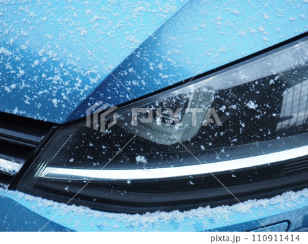 自動車に積った粉雪 110911414