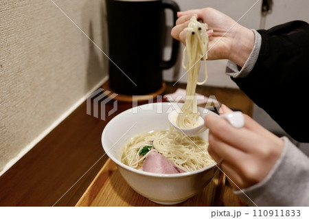 ラーメン屋で食べる煮干しラーメン ラーメン屋で食べる煮干しラーメン 110911833