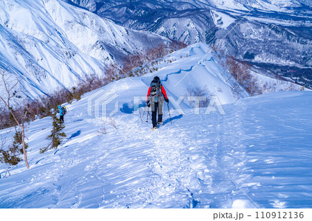 【冬山素材】冬の小遠見尾根を歩く登山者【長野県】 110912136