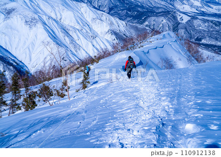 【冬山素材】冬の小遠見尾根を歩く登山者【長野県】 【冬山素材】冬の小遠見尾根を歩く登山者【長野県】 110912138