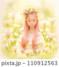 ピンクのドレスと花冠を身に付けた少女 110912563