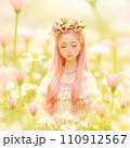 ピンクのドレスと花冠を身に付けた少女 110912567