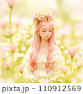 ピンクのドレスと花冠を身に付けた少女 110912569