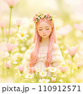 ピンクのドレスと花冠を身に付けた少女 110912571
