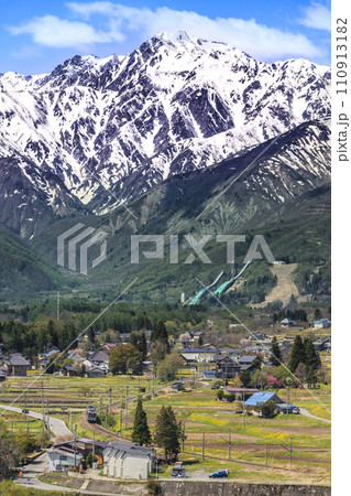 残雪がある壮大な山々 110913182