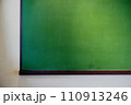 古い緑色の黒板 110913246