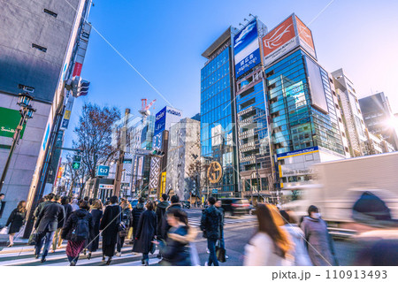 日本の東京都市景観 1月・脱コロナ…賑わう銀座・並木通り口。明日へ…希望の光…=14日 日本の東京都市景観 1月・脱コロナ…賑わう銀座・並木通り口。明日へ…希望の光…=14日 110913493