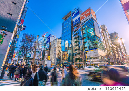 日本の東京都市景観 1月・脱コロナ…賑わう銀座・並木通り口。明日へ…希望の光…＝14日 110913495