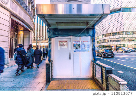 日本の東京都市景観 1月・賑わう銀座…東京メトロ出入口A10など一時閉鎖…＝14日 110913677