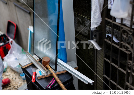 サッシの窓のパッキンの交換をする業者 サッシの窓のパッキンの交換をする業者 110913906