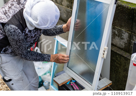 サッシの窓のパッキンの交換をする業者 サッシの窓のパッキンの交換をする業者 110913917