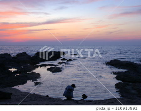夏井鼻の夕景 佇む女性 福岡県遠賀郡芦屋町 夏井鼻の夕景 佇む女性 福岡県遠賀郡芦屋町 110913993