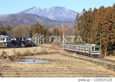 東武鬼怒川線「冬山と冬景色を背景に走る普通列車」 東武鬼怒川線「冬山と冬景色を背景に走る普通列車」 110914128