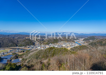 岡山県美作市 大山展望台から見渡す美作市市街地と中国山地 岡山県美作市 大山展望台から見渡す美作市市街地と中国山地 110914791