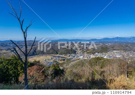 岡山県美作市　大山展望台から見渡す美作市市街地と中国山地 110914794