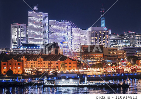 青とオレンジ色にライトアップされた街並みが美しい横浜みなとみらいの都市夜景【神奈川県・横浜市】 110914813