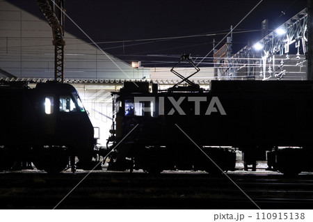 夜の駅に停車するEF64重連+EH200の通称「お年玉回送列車」_2024/1/3撮影 夜の駅に停車するEF64重連+EH200の通称「お年玉回送列車」_2024/1/3撮影 110915138