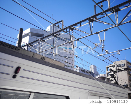 電線　線路　東武東上線の電線　電車　電線の構造　テンションのかけ方　青空がとてもきれい　電線の美学 110915139
