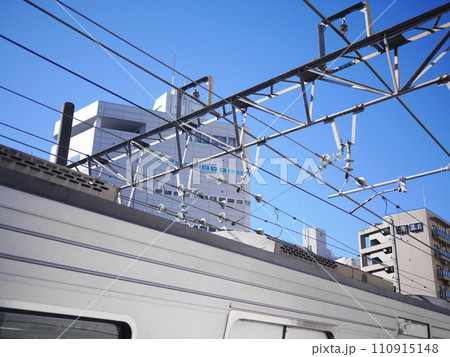 電線　線路　東武東上線の電線　電車　電線の構造　テンションのかけ方　青空がとてもきれい　電線の美学 110915148