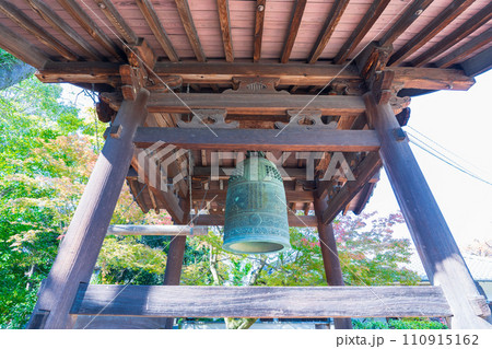 京都市　梵鐘と木造の鐘楼 110915162