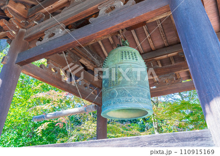 京都市　梵鐘と木造の鐘楼 110915169