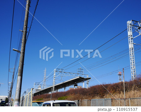 電線　線路　東武東上線の電線　電車　電線の構造　テンションのかけ方　青空がとてもきれい　電線の美学 110915537