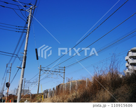 電線　線路　東武東上線の電線　電車　電線の構造　テンションのかけ方　青空がとてもきれい　電線の美学 110915686
