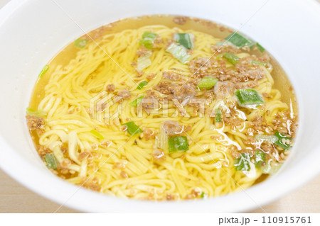 スープ類を入れる前のカップラーメン 110915761