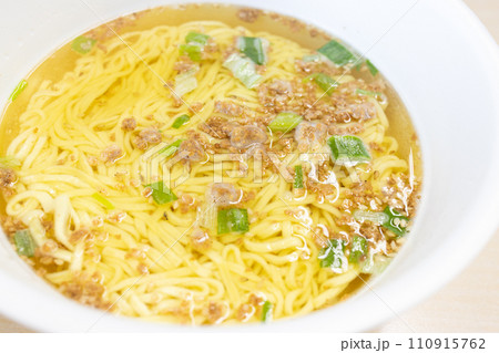 スープ類を入れる前のカップラーメン 110915762