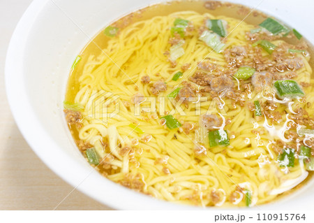 スープ類を入れる前のカップラーメン 110915764