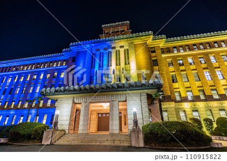 日本の横浜都市景観 ウクライナカラーにライトアップされた神奈川県庁＝令和6年1月25日 110915822