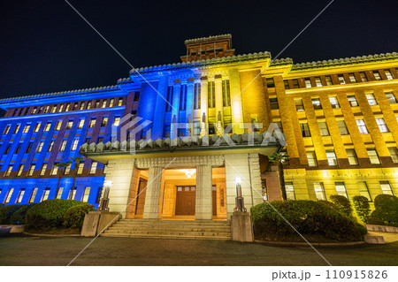 日本の横浜都市景観 ウクライナカラーにライトアップされた神奈川県庁＝令和6年1月25日 110915826